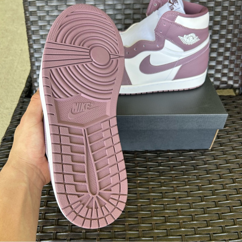 AIR JORDAN 1 RETRO OG HIGH MAUVE Size 13 - Picture 5 of 5